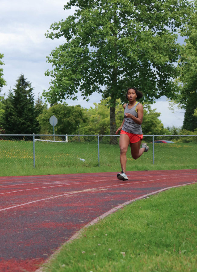Damaris Ibrahim running on the track with great form (because shes a runner).