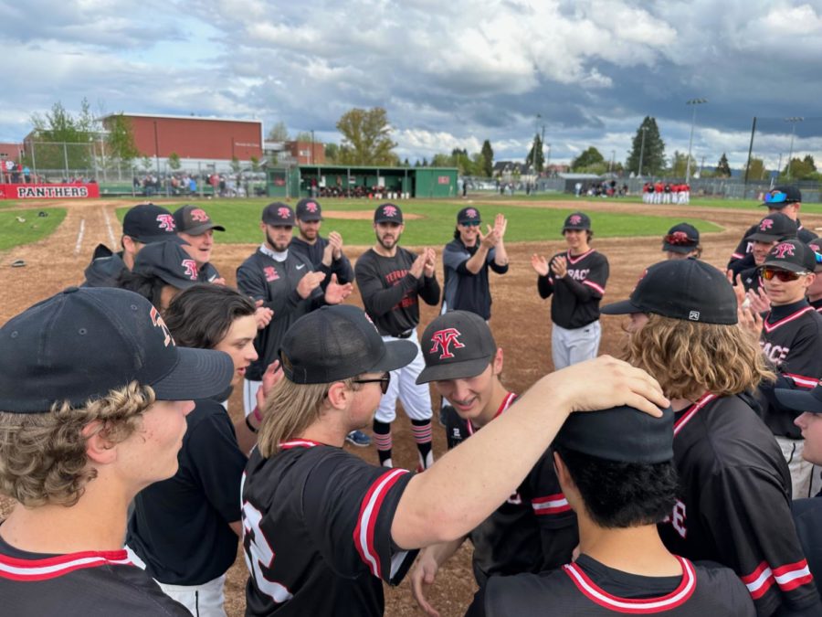 The+Hawks+applaud+senior+RHP+Tyler+Song+who+earned+the+6-1+victory+over+the+No.+1+seeded+Snohomish+Panthers+on+Saturday.