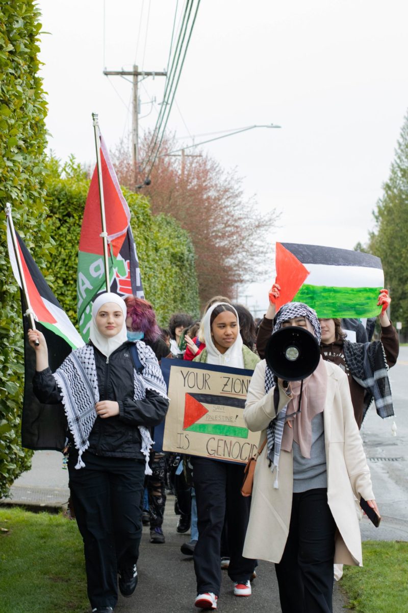 MTHS+students+walk+down+44th+Ave%2C+chanting+to+support+Palestine+due+to+Israels+attacks.